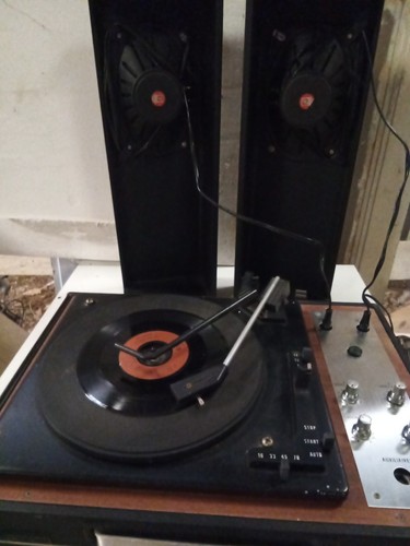 Tourne disque vintage - tourne,