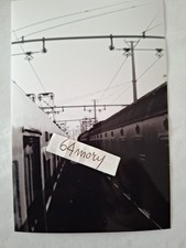 Fotografia Stazione di Acqui Terme Due convogli affiancati sotto sistema Trifase