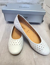 Ballerine nuove con etichette
