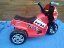 Triciclo elettrico Peg Perego Look Ducati/giocattolo x bambini da 1 a 6 anni. 