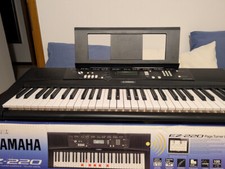 Tastiera musicale Yamaha EZ-220 con 61 tasti dinamici