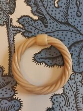 Braccialetto Vintage  in vinile beige di Lea Stein, Parigi 