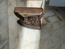 ANTICO FERRO DA STIRO IN GHISA con decoro marca SF -  FINE ‘800 