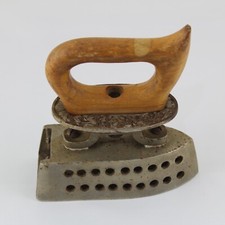 Antica piastra metallica per