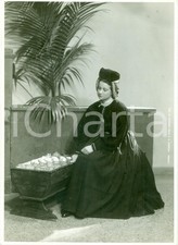 1933 MILANO Ragazza in costume tradizionale con culla rustica di mele *Foto