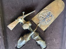 Scultura Cazzuola e Martello