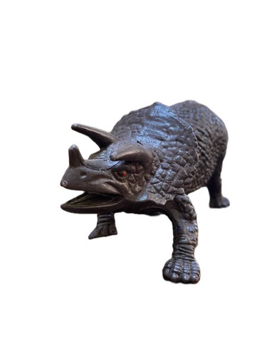 Statuina dinosauro triceratopo