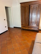 ANTICO ARMADIO GUARDAROBA  IN LEGNO MASSELLO DI NOCE 2 ANTE e 1 CASSETTONE