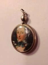 Miniatura antica di dama entro