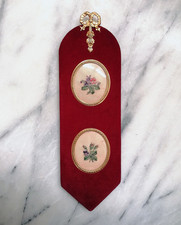 ANTICA TARGA DA PARETE IN VELLUTO CON 2 OVALI DI RICAMO AD AGO, BRONZI DORATI.