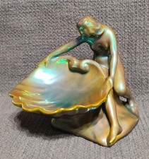 Statuina Zsolnay Lajos Mack Ungheria Eosin Lady sulla fontana 