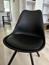 Otto sedie nere per sala da pranzo moderne con cuscini integrati 