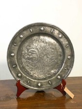 Antico piatto sbalzato e cesellato in peltro con iniziali punzonate