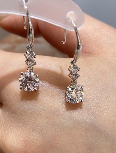 Orecchino goccia diamante