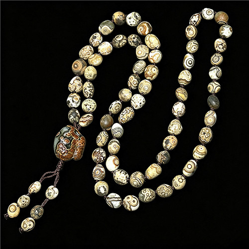 Collana con ciondolo esemplare