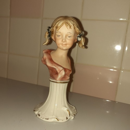 Busto giovane ragazza
