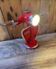 Lampada da tavolo scooter stile Vespa edizione limitata. Basato sull'epoca mod anni 60.