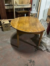 Tavolo in legno con parti laterali di 25 cm che si alzano rendendolo tondo.