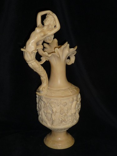 Vecchia scultura sirena su - di,