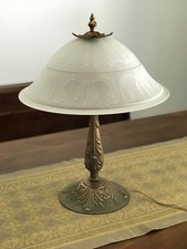 Antica lampada da tavolo con base in ottone