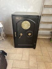 cassaforte antica nera in