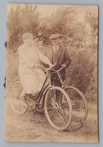 Uomo donna con bicicletta - e,