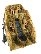Paesaggio con Case e Cascata Funzionante Cm 14x20x20h + Pompa Riciclo Presepe