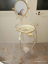 Lavabo antico con struttura in ferro battuto