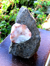 Minerali cristalli raggiati di