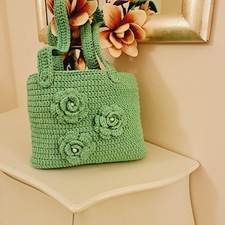 borsa nuova lavorata all'uncinetto color verde acqua con rose e perle