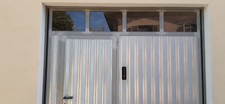 Porta garage basculante con pedonale e fascia illuminazione superiore