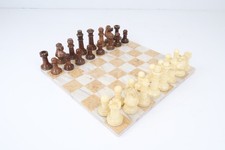 Scacchiera in marmo e pezzi di