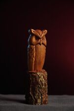 Scultura di gufo intagliato a mano in legno di albicoco