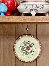 Piatto decorativo artigianale in terracotta dipinto a mano 