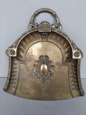 Paletta Art Deco in ottone decorato con fregi