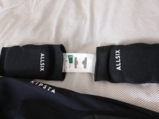 Scarpette da calcio, pantaloni da portiere e ginocchiere. Kit completo portiere