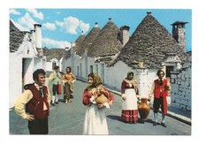 ALBEROBELLO TRULLI E FOLKLORE