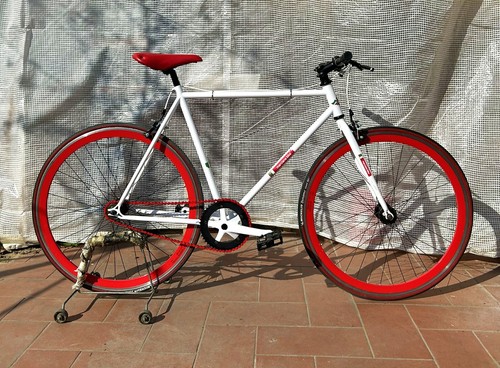 Bicicletta bianca rossa da - e,