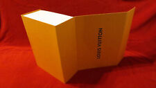 Louis Vuitton: 1 scatola vuota in cartone rigido di colore giallo senape.