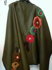 Poncho  uncinetto  fiori  unico fatto a mano verde loden mantella