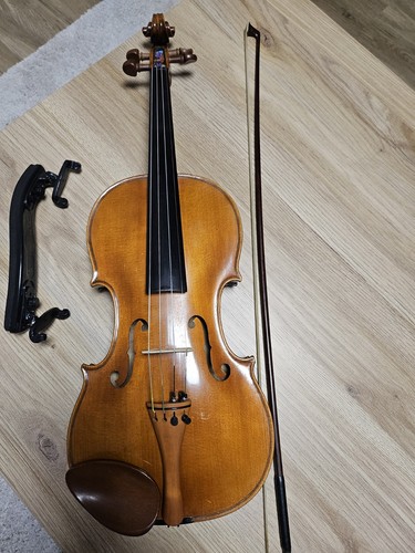 Vecchio violino con - con, battitacco