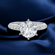 Anello tondo con diamanti