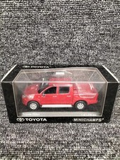 MiniChamps 1:43 Toyota Hilux