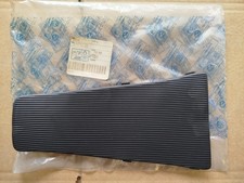 TAPPETINO CENTRALE PEDANE VESPA ET2/ET4 50/125/150 LX/LXV 50/125/150 298243 ORIG