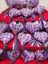 Portachiavi a forma di cuore realizzati in alcantara con pendente fin in stoffa 