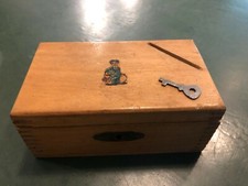 ANTICO SALVADANAIO COFANETTO SCRIGNO IN LEGNO CON CHIAVE charlie chaplin ANNI 30