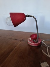 Lampada vintage da tavolo anni 50 con snodo e fusto ottone, rossa, da ricablare 