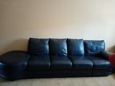 Divano usato ma tenuto bene ecopelle blu  4 posti a sedere con pouf laterale 