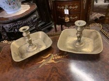 2 antichi grandi porta candele Inglesi da camera in ottone dorato epoca inizi...