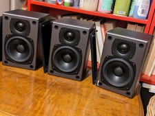 Tre altoparlanti surround Miller & Kreisel M&K MK K-5. Fascia alta.